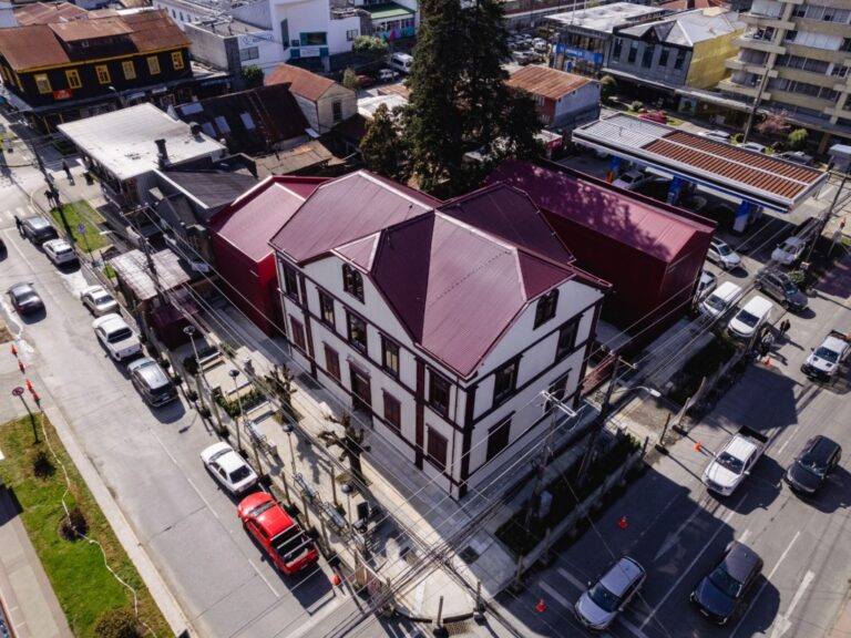 Arquitectura patrimonial con cubierta metálica en proyecto de restauración urbana